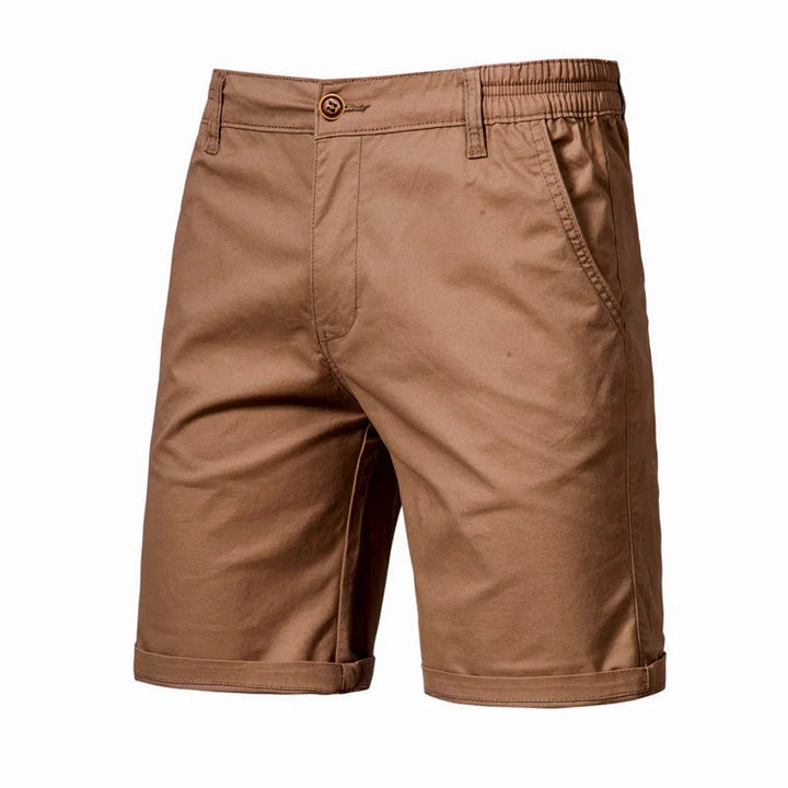 Short homme chino gris, taille élastiquée, coupe décontractée. Vêtement d'été polyvalent, mode masculine.