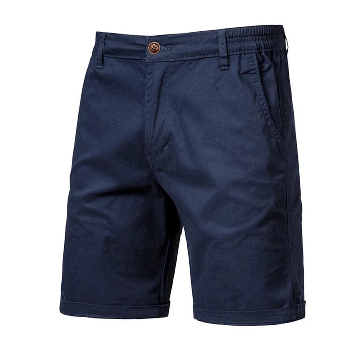 Short homme chino bleu ciel, taille élastiquée, coupe décontractée. Essentiel mode masculine estivale confortable.