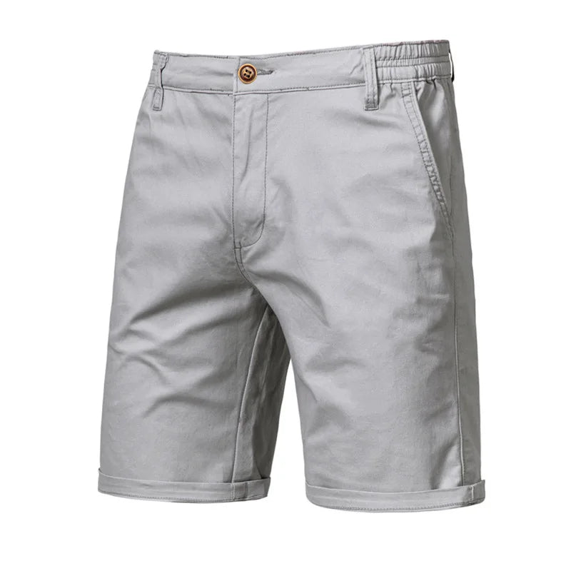 Homme portant un short chino décontracté avec taille élastiquée, idéal pour les activités estivales confortables.