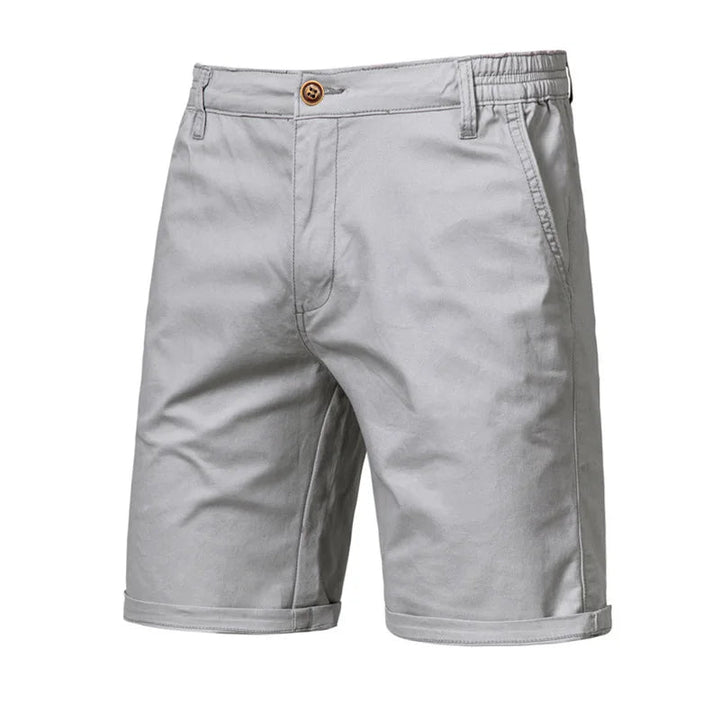 Homme portant un short chino décontracté avec taille élastiquée, idéal pour les activités estivales confortables.