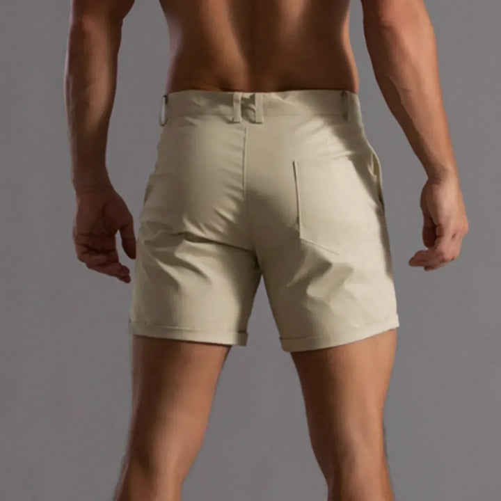 Short homme été, style chino moderne, parfait pour un look décontracté et chic.