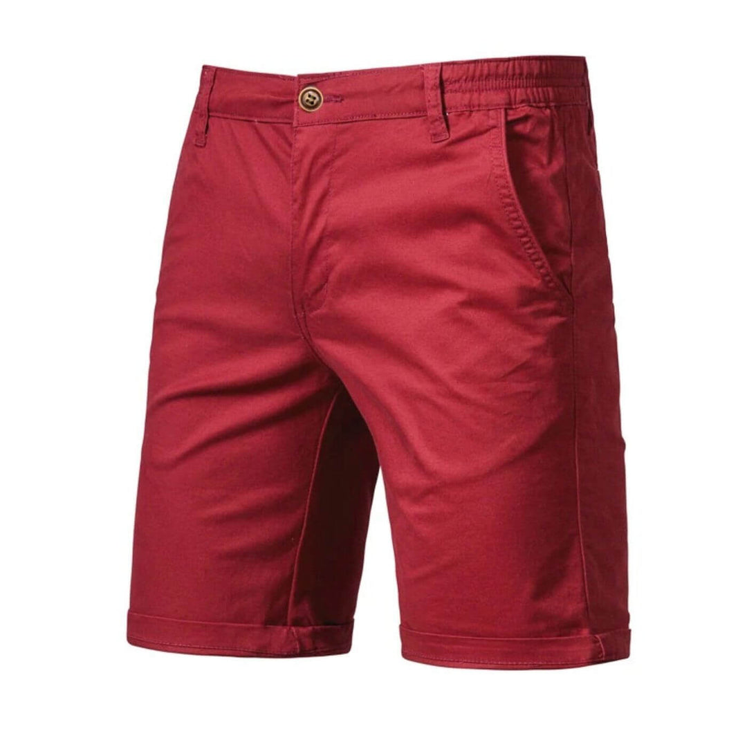 Homme en short extensible blanc, profitant de la liberté de mouvement pour ses activités de plein air estivales.