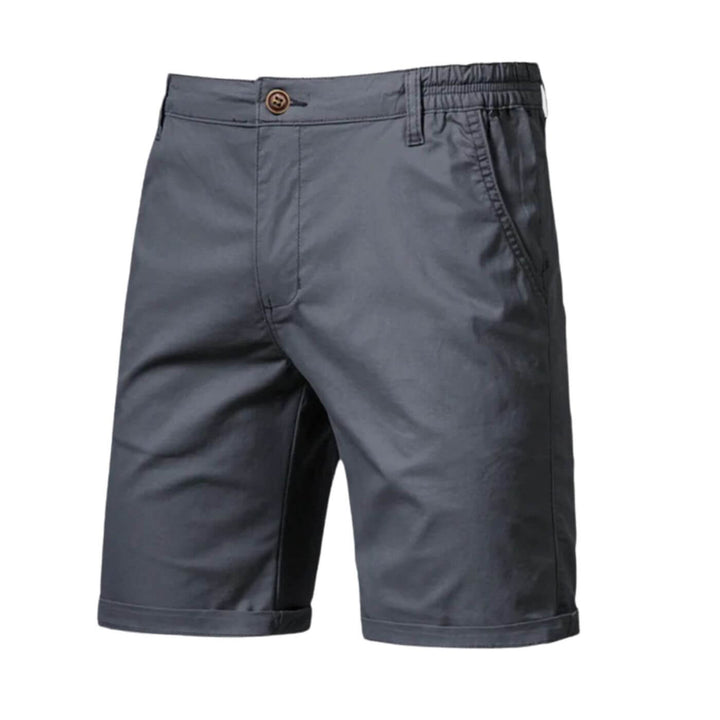 Homme décontracté portant un short extensible gris foncé, illustrant le confort pour les moments de loisirs.