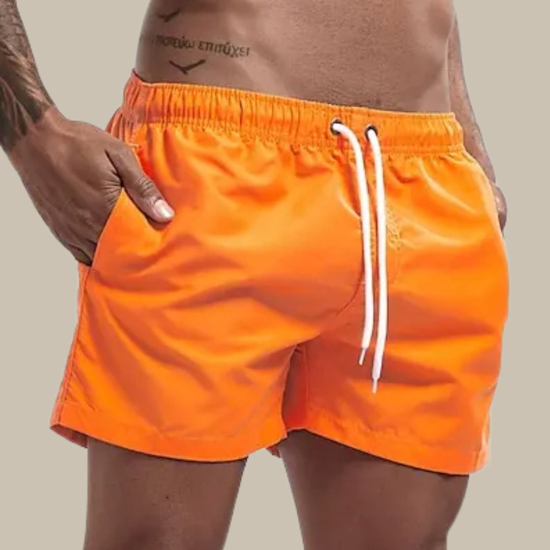 Maillot de bain homme élégant, motif estival, idéal pour les vacances et la mode plage.