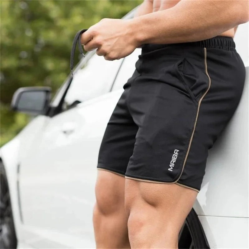 Tenue de plage homme: short de bain polyvalent, ajusté, séchage rapide pour un été actif.