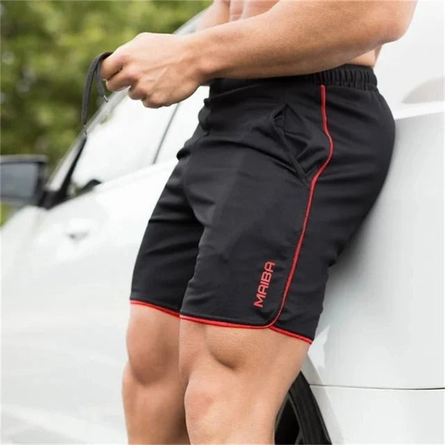 Gros plan sur le tissu séchage rapide du short de bain sportif homme, idéal pour la plage et la piscine.