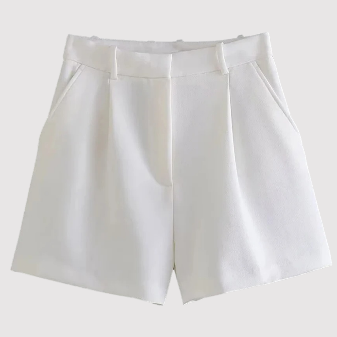 Femme portant des shorts plissés à taille haute, alliant confort et style élégant. Idéal pour un look mode estival.
