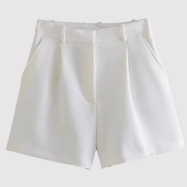 Femme portant des shorts plissés à taille haute, alliant confort et style élégant. Idéal pour un look mode estival.