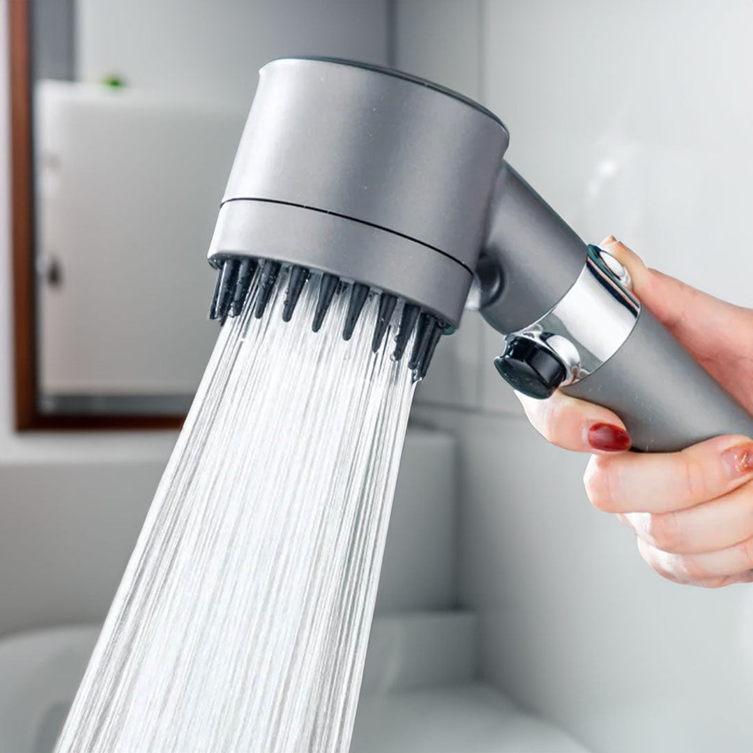 Douchette AquaBoost haute pression avec filtre intégré pour une douche purifiée et revigorante.