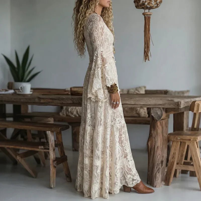 Robe longue femme vintage en dentelle délicate avec ses manches évasées fluides, idéale pour un look bohème sophistiqué.
