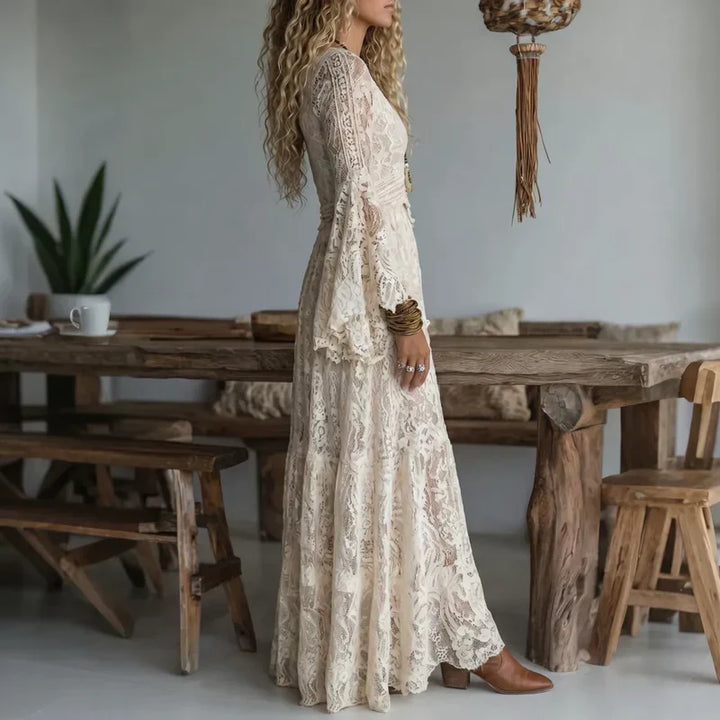 Robe longue femme vintage en dentelle délicate avec ses manches évasées fluides, idéale pour un look bohème sophistiqué.