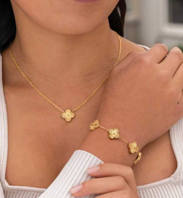 Ensemble de bijoux femme élégant trèfle Aurora, incluant collier, bracelet et boucles d'oreilles. Parfait cadeau.