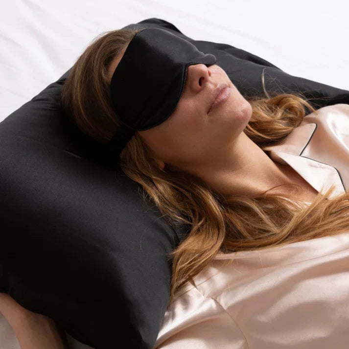 Masque de nuit en soie bloquant la lumière, idéal pour un repos profond et la détente.