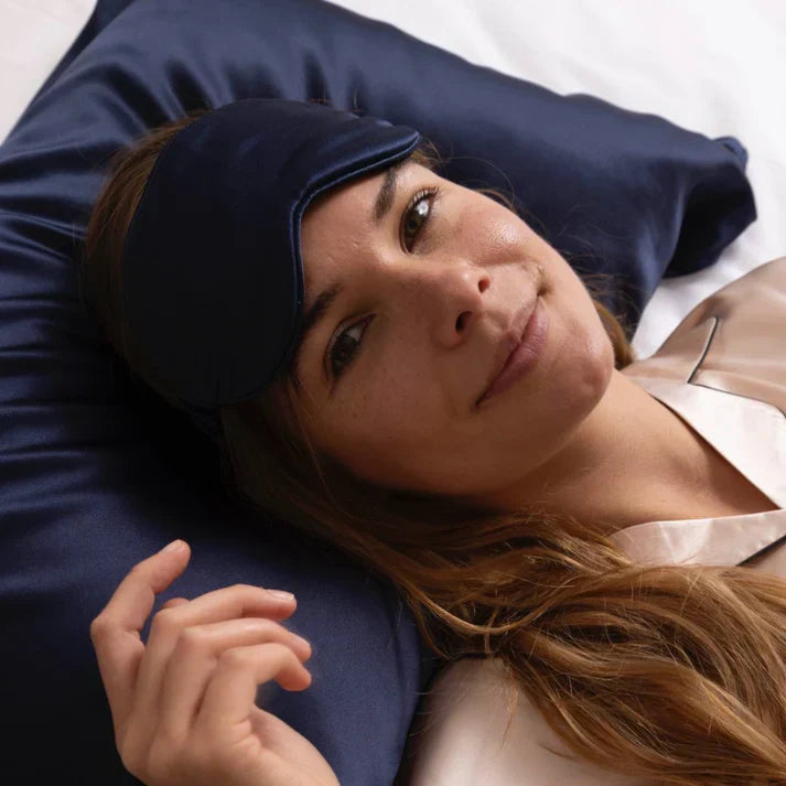 Accessoire voyage: masque sommeil soie unisexe pour une relaxation optimale partout.