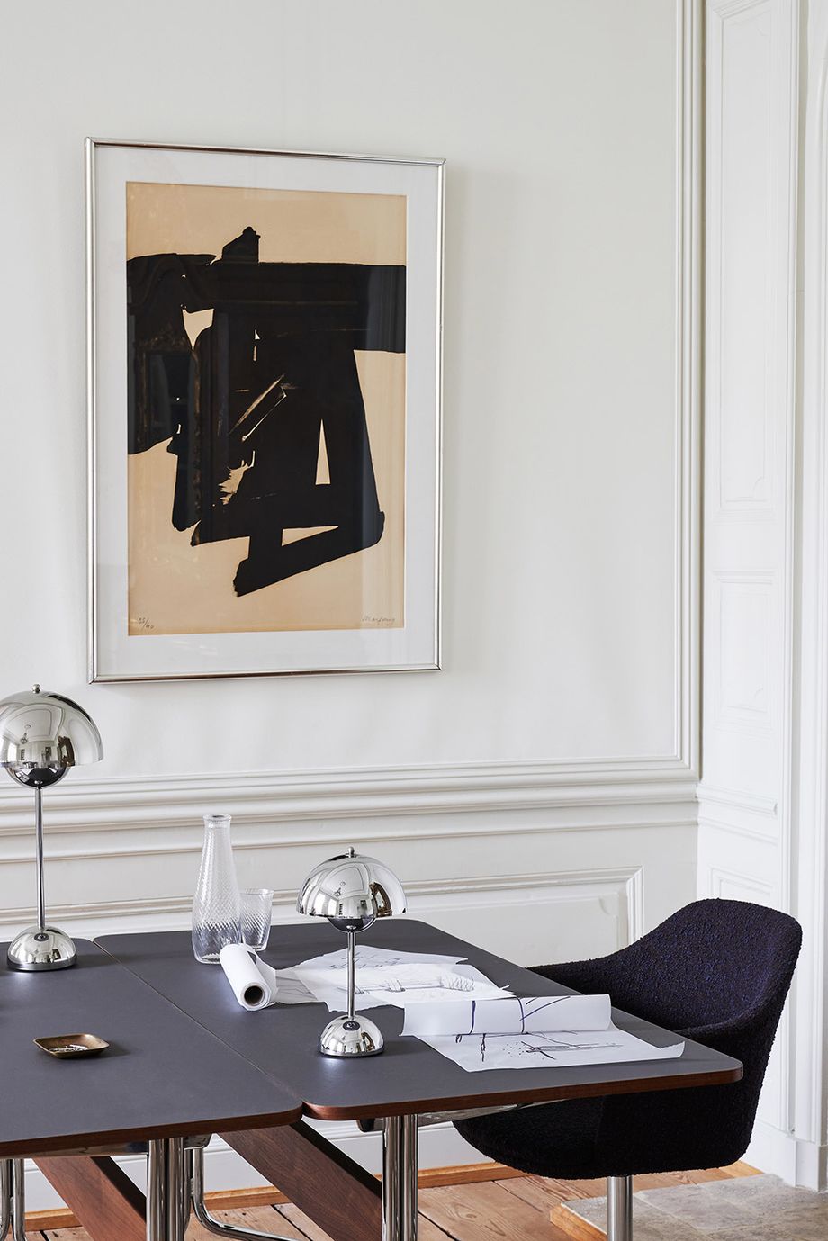 Lampe à poser rétro dimmable avec LED, design intemporel, pour un éclairage d'intérieur moderne et élégant.