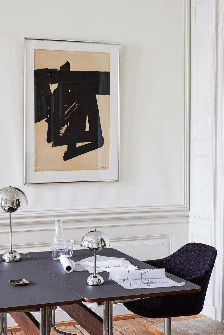 Lampe à poser rétro dimmable avec LED, design intemporel, pour un éclairage d'intérieur moderne et élégant.