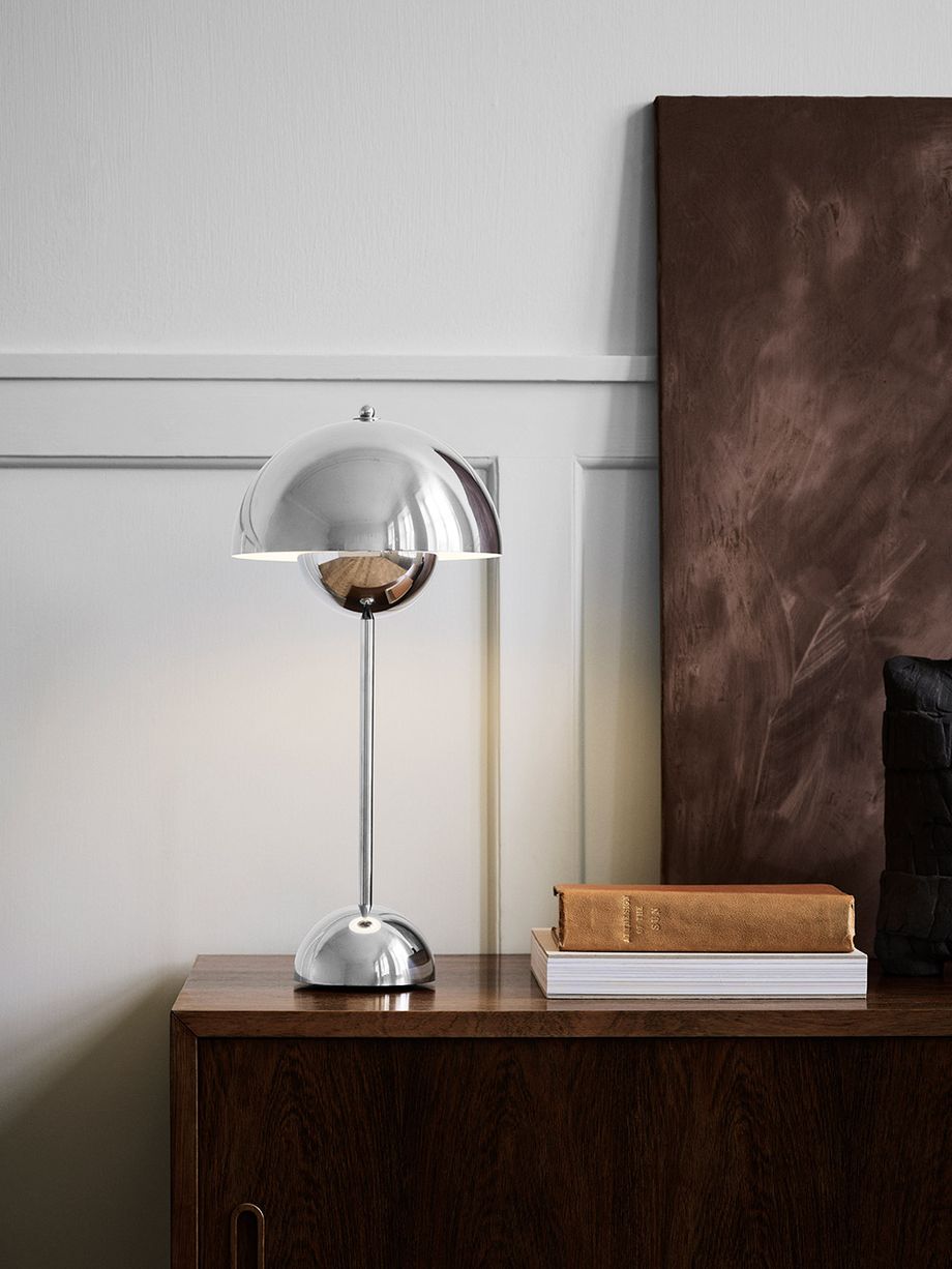 Élégante lampe à poser vintage LED, design abat-jour unique, idéale pour décoration intérieure rétro.
