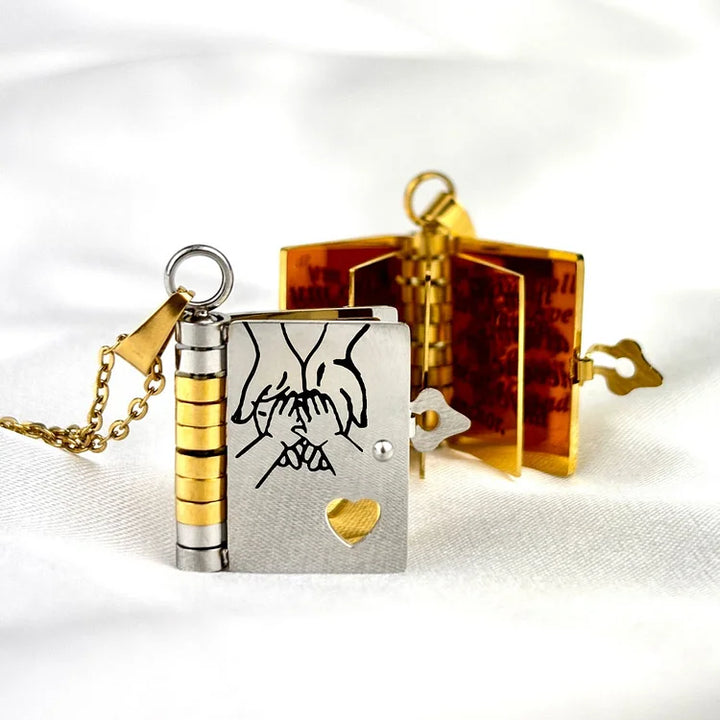 Collier Livre d'Amour personnalisé en argent pour femme, message gravé discret et élégant.
