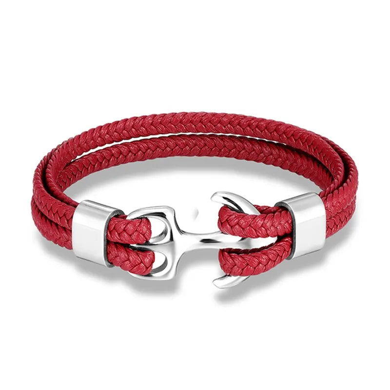 Gros plan sur l'ancre d'un bracelet marine unisexe, symbole de style et d'aventure, parfait pour votre poignet.