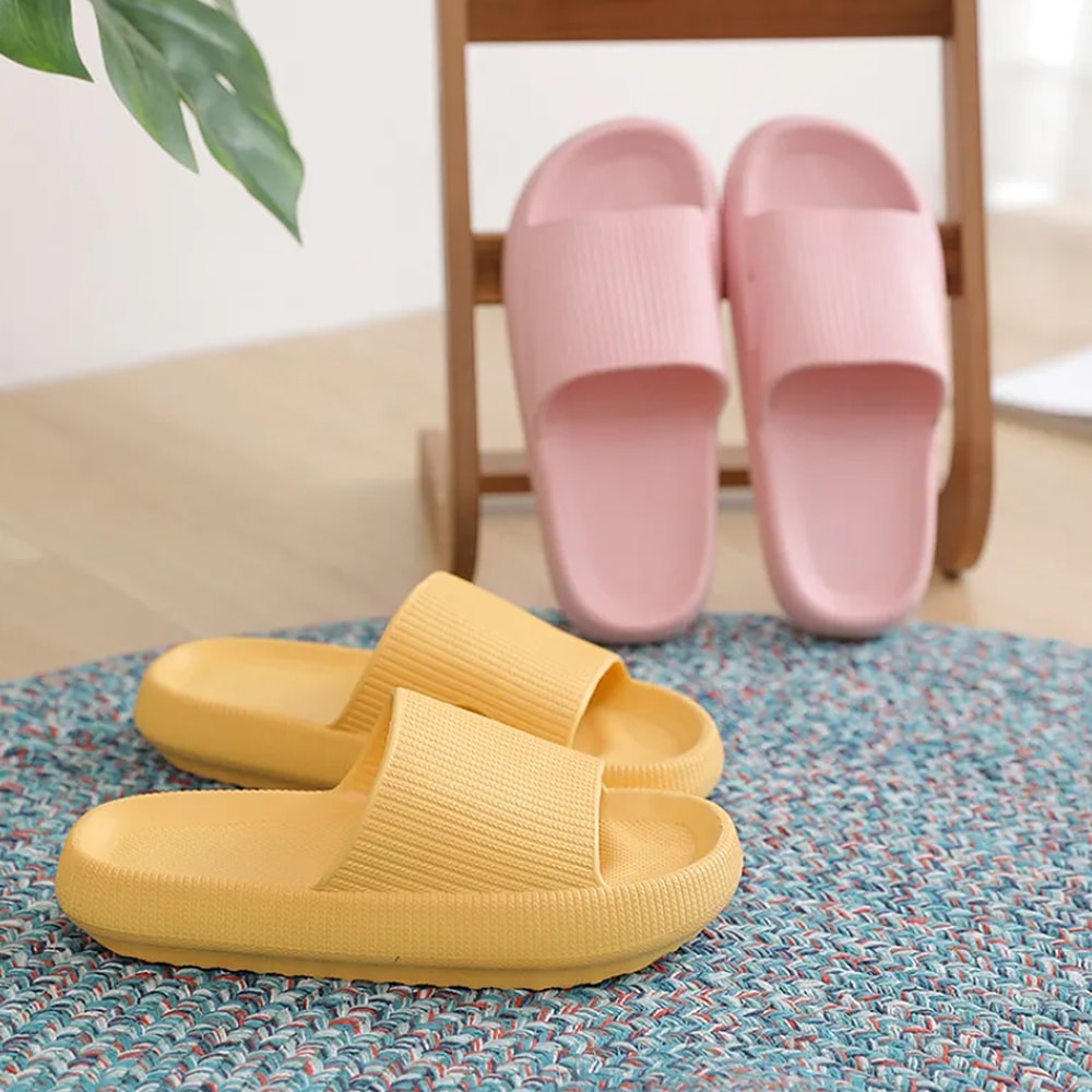 Chaussures confortables pour femmes, design moderne, amortissantes et adaptées intérieur/extérieur.
