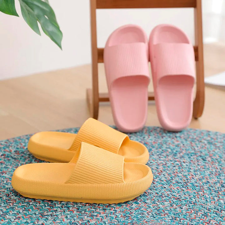Chaussures confortables pour femmes, design moderne, amortissantes et adaptées intérieur/extérieur.