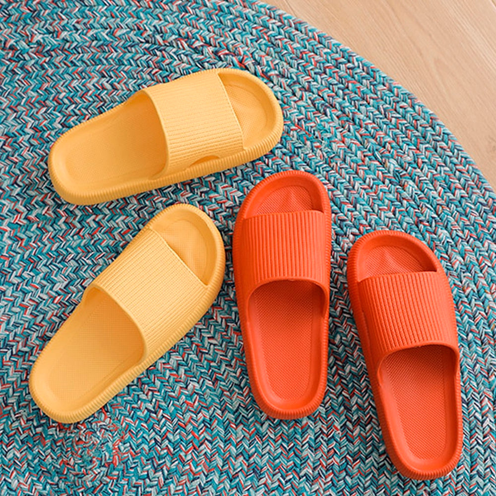 Paire de chaussons pour femmes, amortissants et légers, parfaits pour la maison ou le jardin.