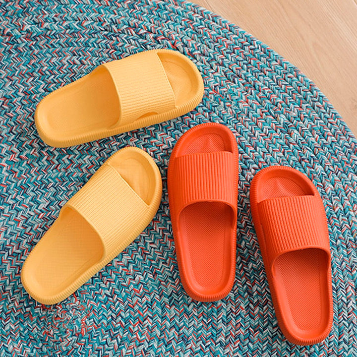 Paire de chaussons pour femmes, amortissants et légers, parfaits pour la maison ou le jardin.