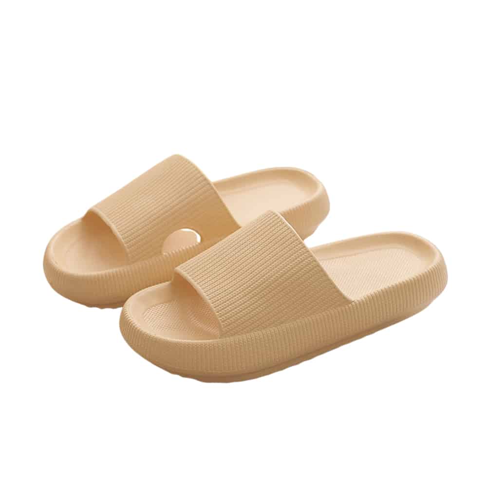 Femme portant des chaussons amortissants, légers et souples, parfaits pour un confort intérieur.