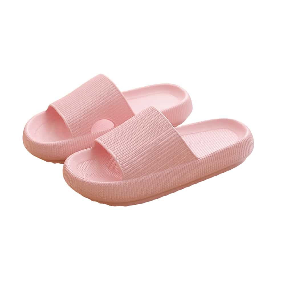 Gros plan sur la semelle antidérapante des chaussons amortissants pour femmes, confort supérieur.