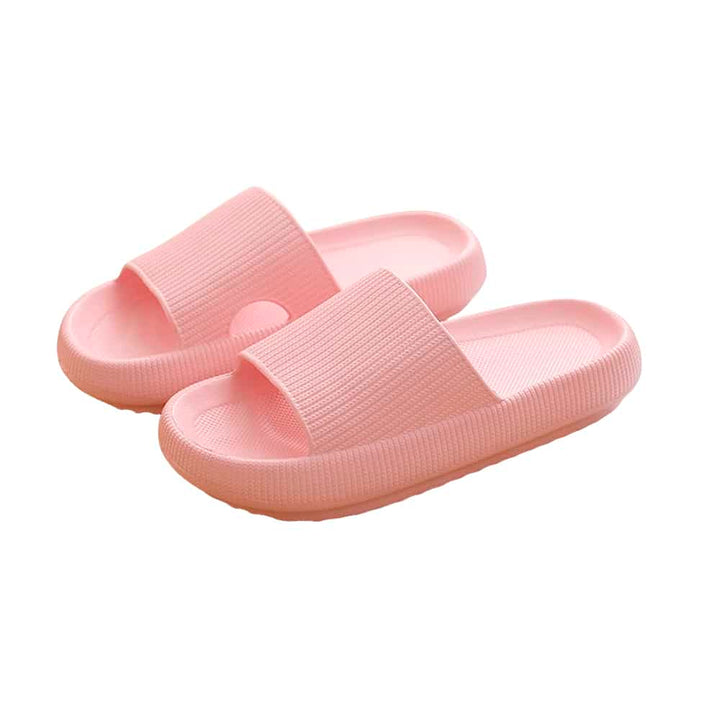 Gros plan sur la semelle antidérapante des chaussons amortissants pour femmes, confort supérieur.