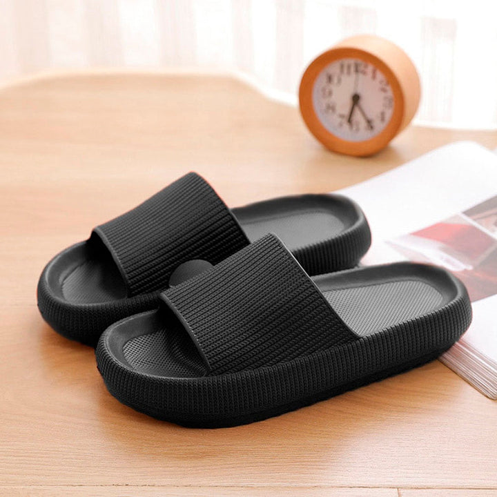 Chaussons confortables pour femmes, semelle amortissante, parfaits pour usage intérieur et extérieur.