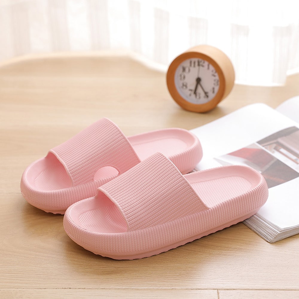 Paire de chaussons légers pour femmes, design souple et amortissant, idéal pour le bien-être quotidien.