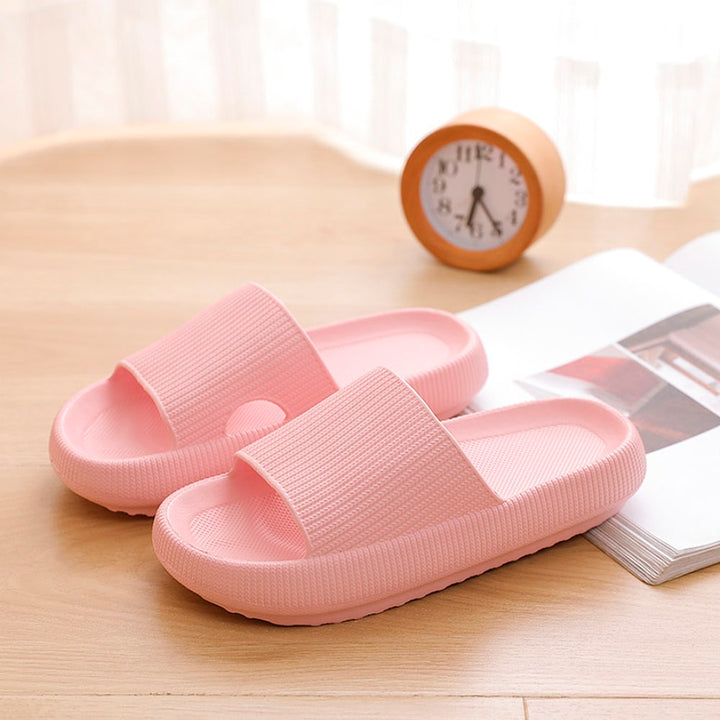 Paire de chaussons légers pour femmes, design souple et amortissant, idéal pour le bien-être quotidien.