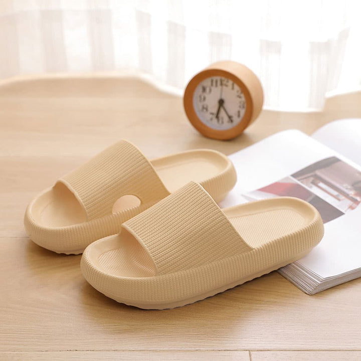 Chaussons amortissants femmes, légers et souples, conçus pour la détente et le confort absolu.