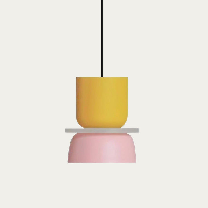 Suspension design scandinave, abat-jour coloré, éclairage fonctionnel et décoratif.
