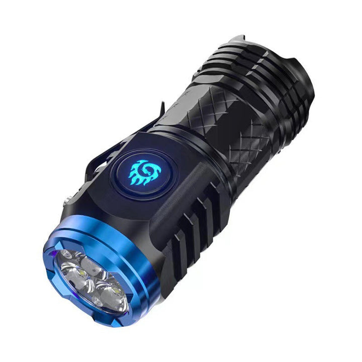 Lampe de poche LED ultra-lumineuse argentée pour la randonnée et la survie.