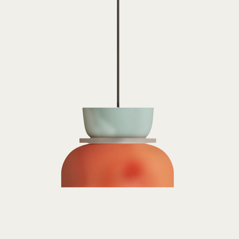 Éclairage suspendu scandinave, abat-jour coloré, idéal pour cuisine ou salle à manger.