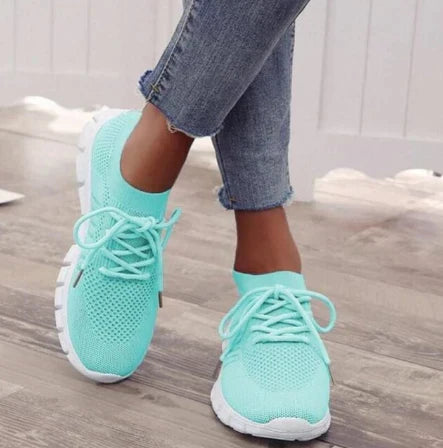 Chaussures de marche femmes, design sportif avec lacets, offrant un confort respirant et polyvalent au quotidien.