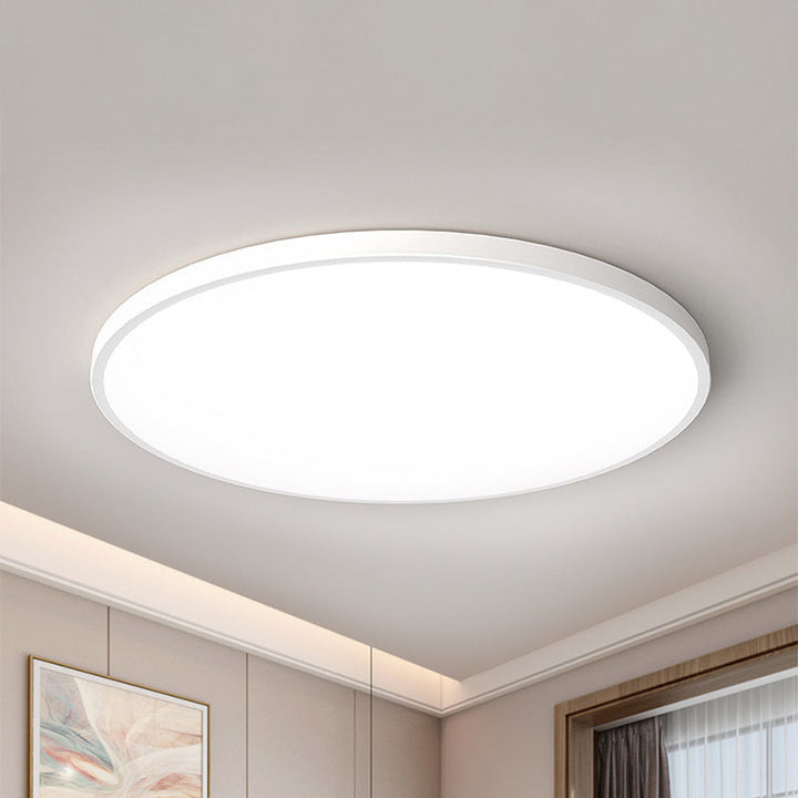 Plafonnier LED plat moderne, design épuré blanc pour un éclairage de salon ou chambre.