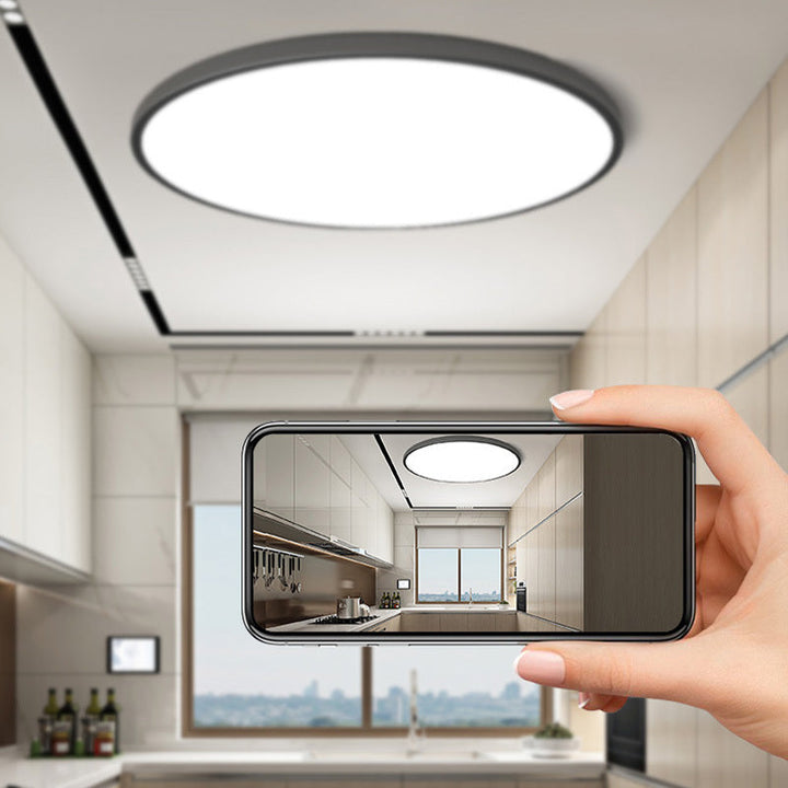 Luminaire plafond LED plat noir, éclairage moderne et efficace pour une économie d'énergie.