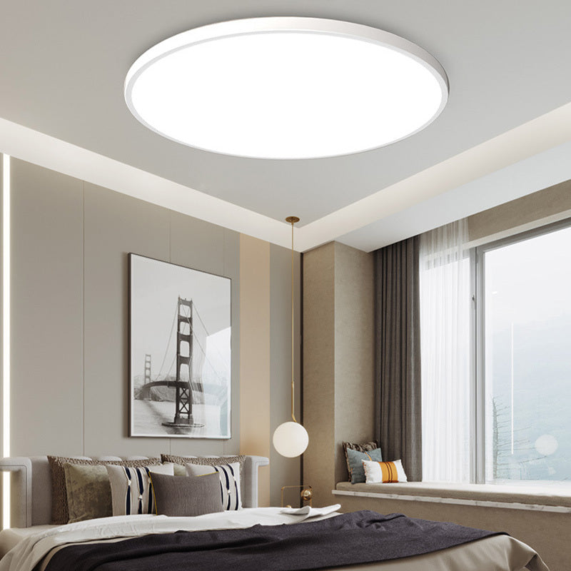 Luminaire LED plat design épuré, parfait pour un éclairage moderne et discret de salon ou chambre.