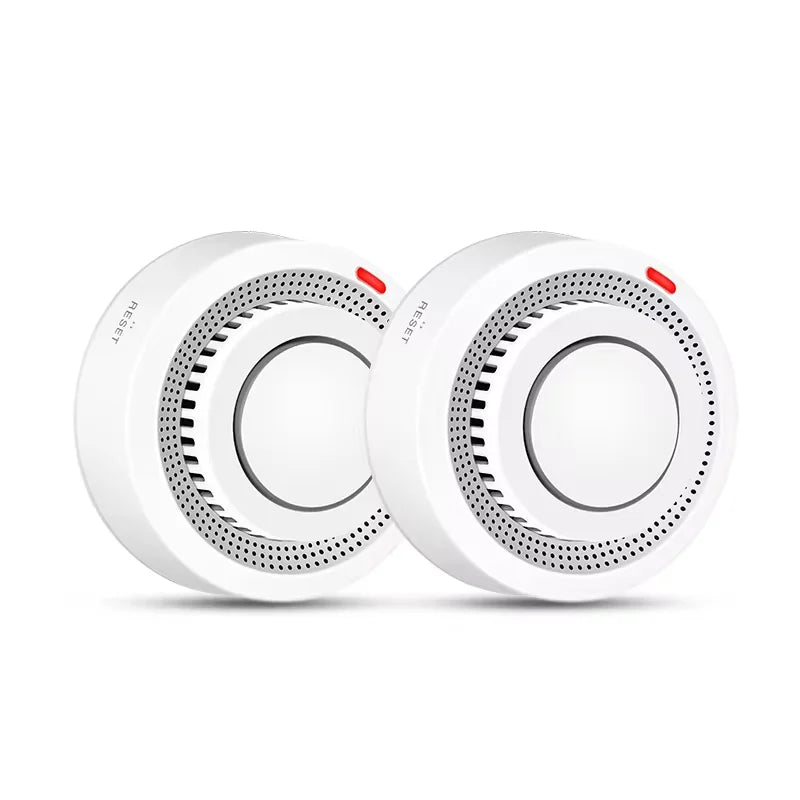 Détecteur de fumée WiFi intelligent blanc. Alarme incendie connectée 85dB pour la sécurité maison.