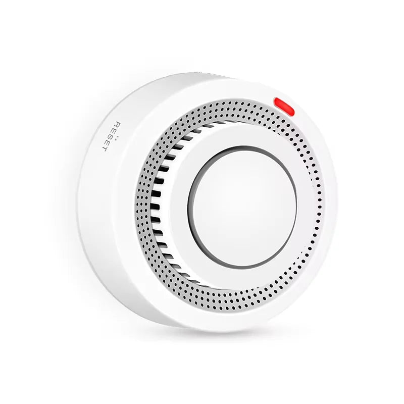Gros plan sur le détecteur de fumée WiFi intelligent blanc, avec bouton test et LED. Sécurité domotique.