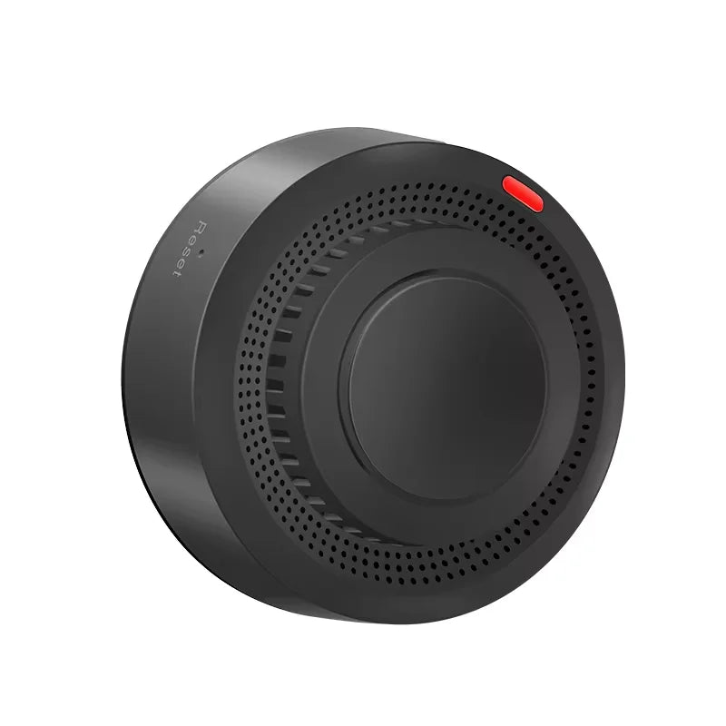 Détecteur de fumée intelligent Tuya installé au plafond d'un salon moderne. Protection incendie WiFi.