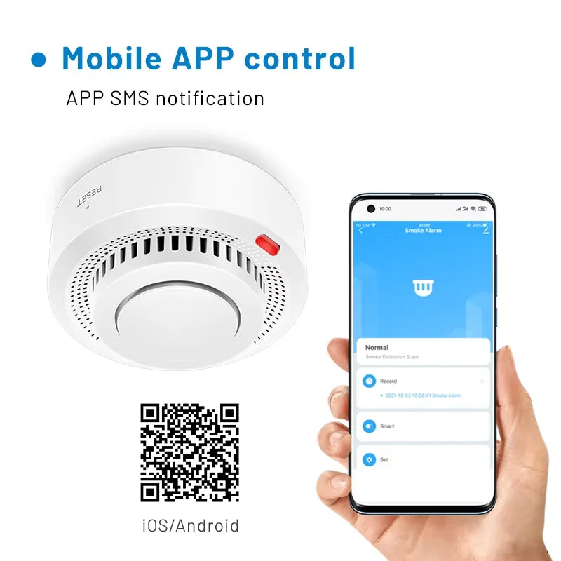 Protection incendie: détecteur de fumée connecté discret au plafond. Sécurité et alarme maison.
