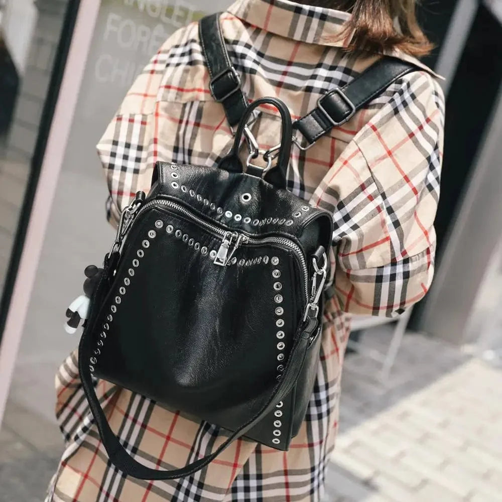 Sac à dos femme élégant en cuir noir, parfait pour la ville et les sorties, bandoulières ajustables.