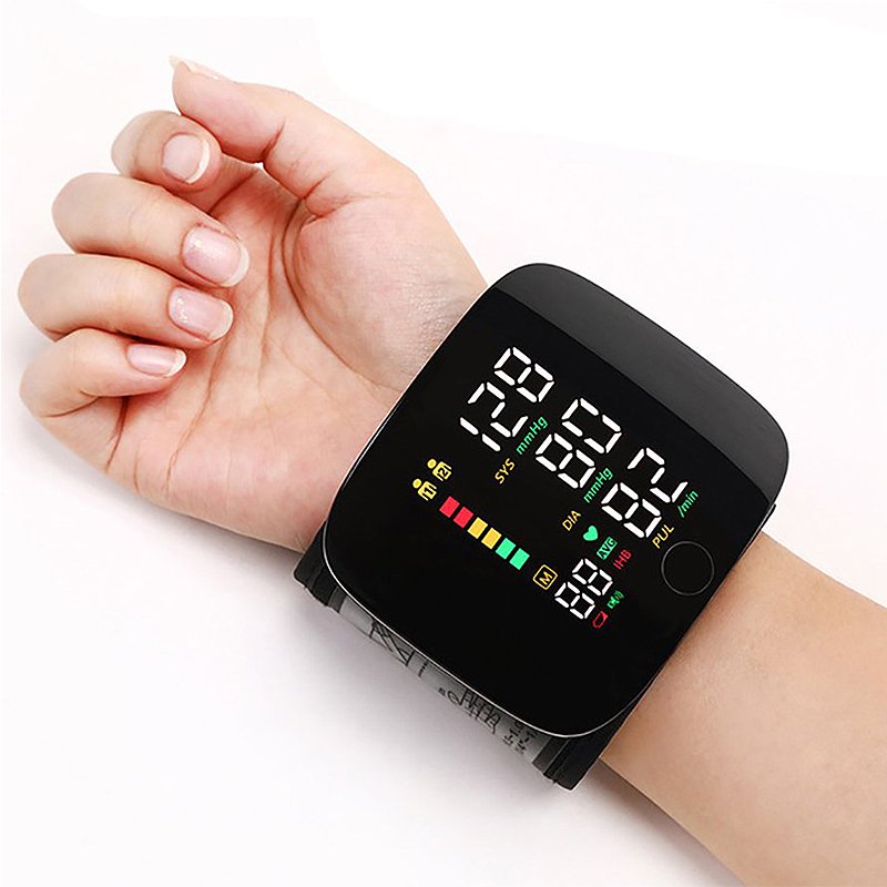 Appareil médical compact pour senior, mesure la tension artérielle au poignet, avec guide vocal clair pour usage facile.