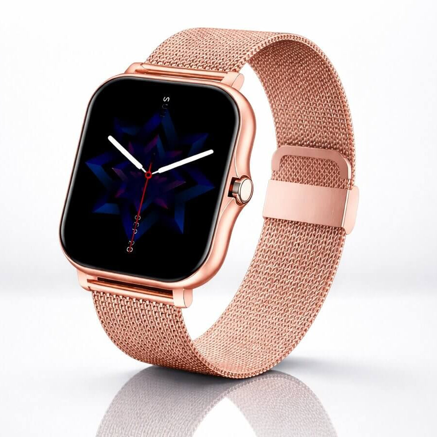 Vue rapprochée de la montre connectée unisexe, bracelet ajustable en silicone noir. Design sportif et numérique.