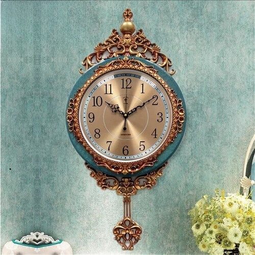 Horloge murale de luxe avec finition élégante, pendule design pour une décoration moderne et prestigieuse.
