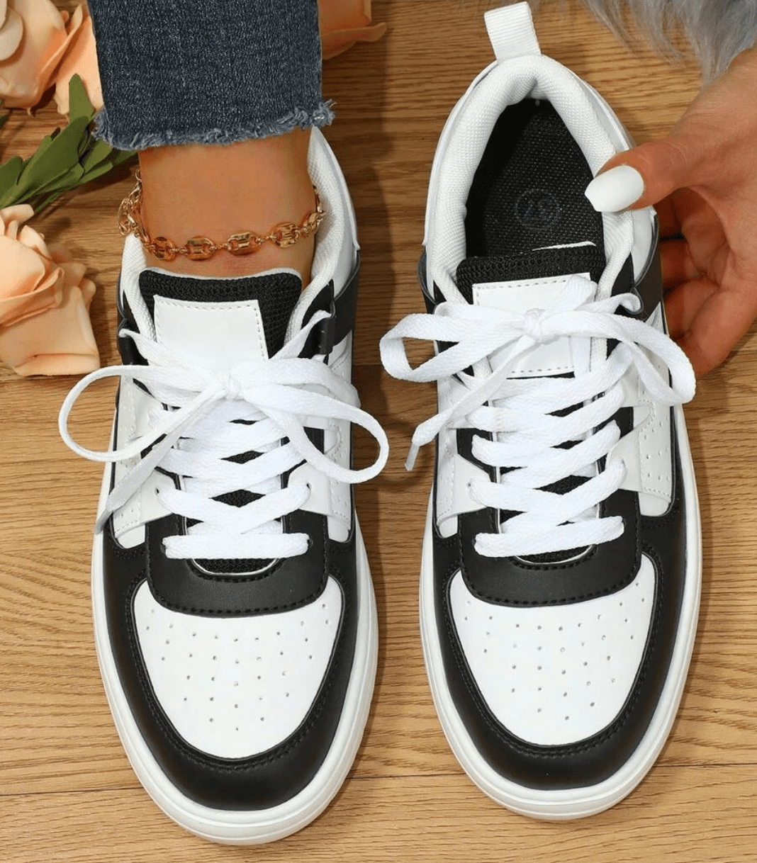 Vue de dessus de sneakers confortables pour femmes, avec lacets ajustables pour un maintien parfait.